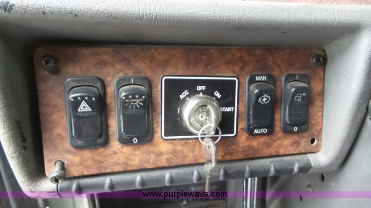 image for item K6768 2005 Kenworth T800 semi truck