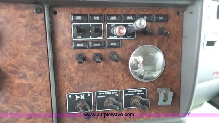 image for item K6768 2005 Kenworth T800 semi truck