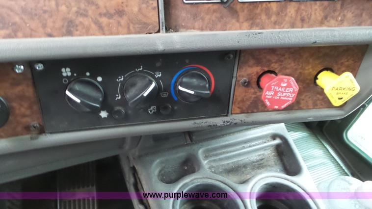 image for item K6768 2005 Kenworth T800 semi truck