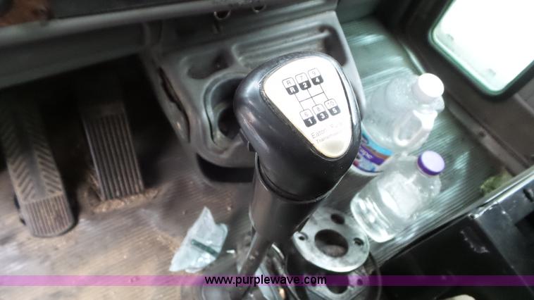 image for item K6768 2005 Kenworth T800 semi truck