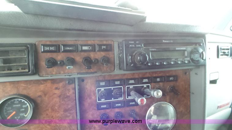 image for item K6768 2005 Kenworth T800 semi truck