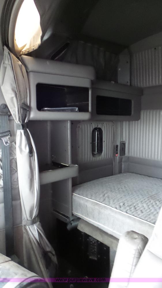 image for item K6768 2005 Kenworth T800 semi truck