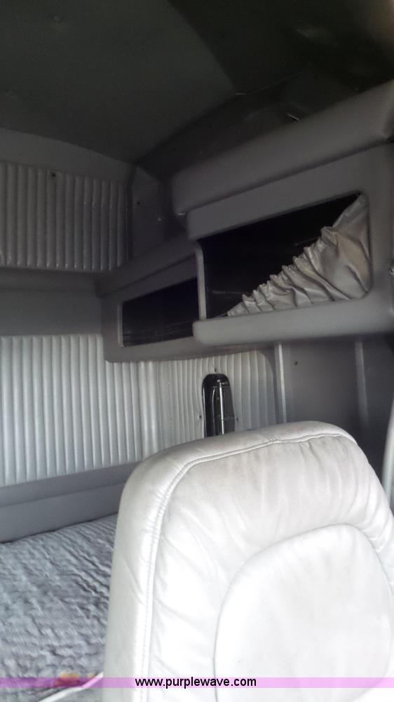 image for item K6768 2005 Kenworth T800 semi truck