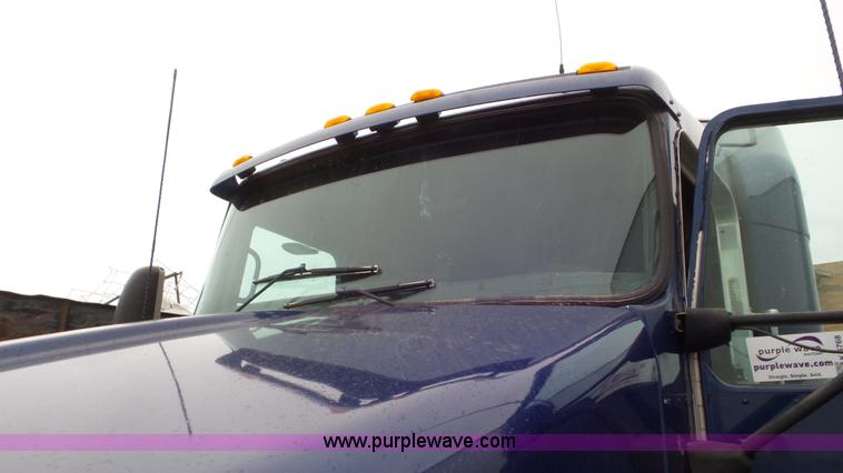 image for item K6768 2005 Kenworth T800 semi truck