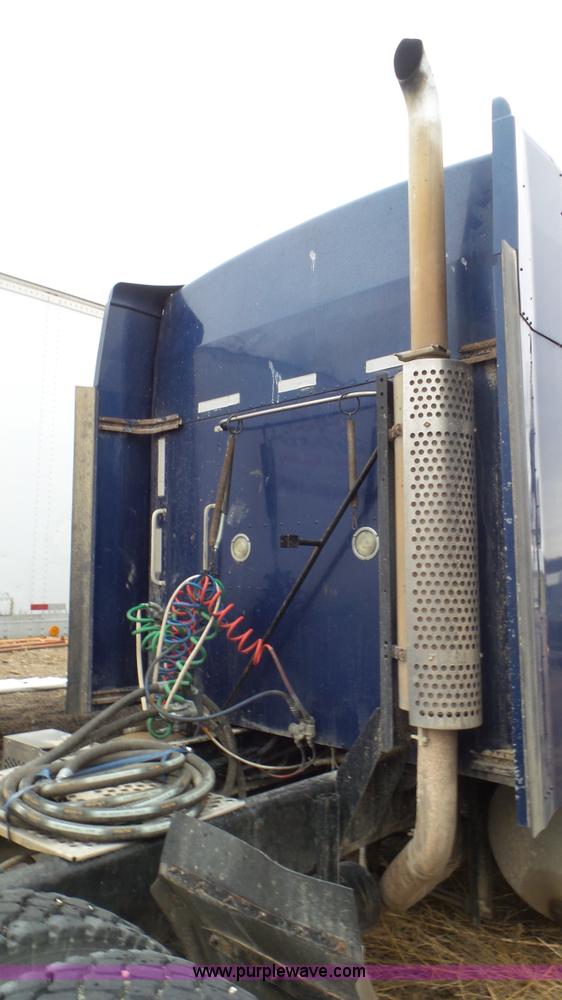 image for item K6768 2005 Kenworth T800 semi truck