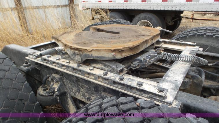 image for item K6768 2005 Kenworth T800 semi truck