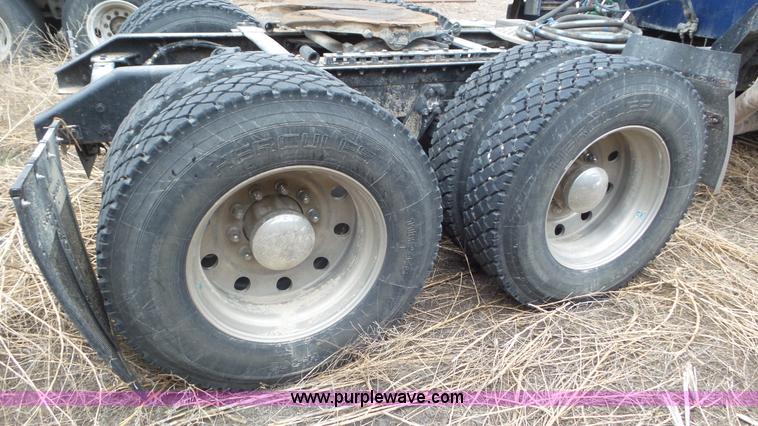 image for item K6768 2005 Kenworth T800 semi truck