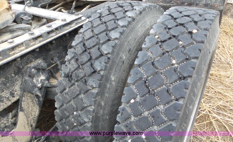 image for item K6768 2005 Kenworth T800 semi truck