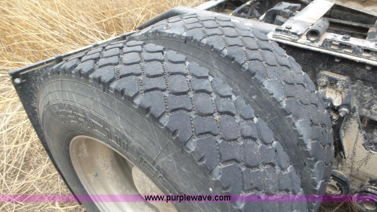 image for item K6768 2005 Kenworth T800 semi truck