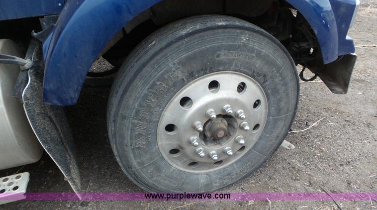 image for item K6768 2005 Kenworth T800 semi truck