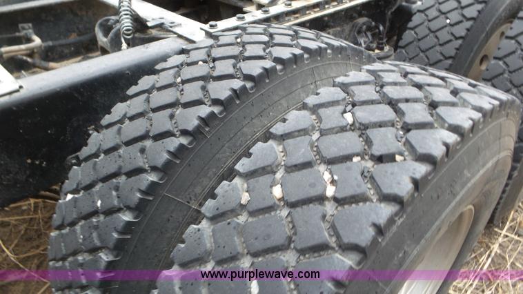 image for item K6768 2005 Kenworth T800 semi truck