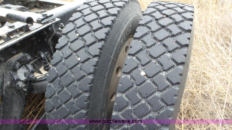 image for item K6768 2005 Kenworth T800 semi truck