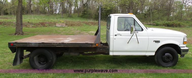 image for item K7966 1995 Ford F350 flatbed pickup truck