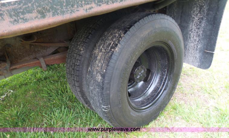 image for item K7966 1995 Ford F350 flatbed pickup truck