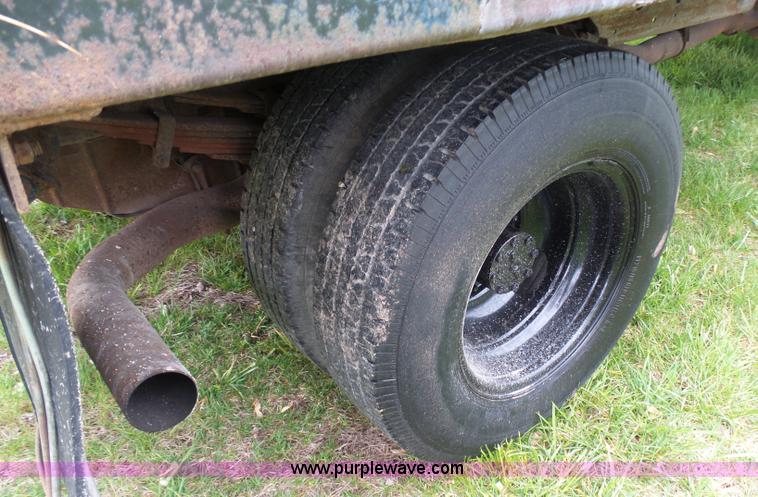 image for item K7966 1995 Ford F350 flatbed pickup truck