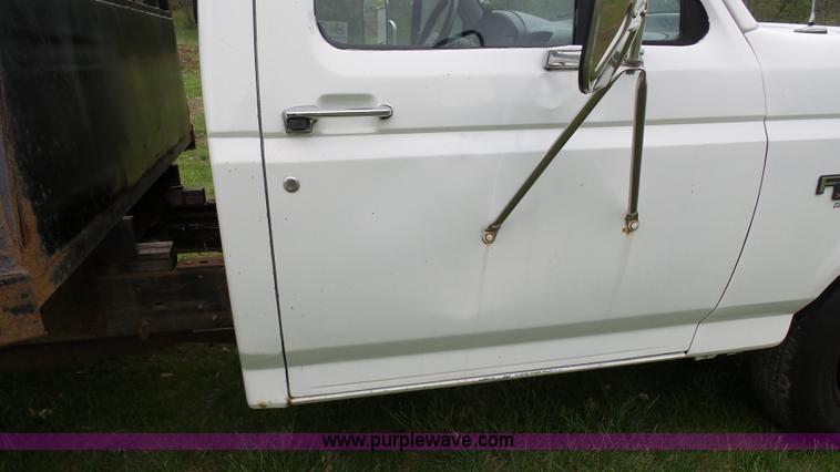 image for item K7966 1995 Ford F350 flatbed pickup truck