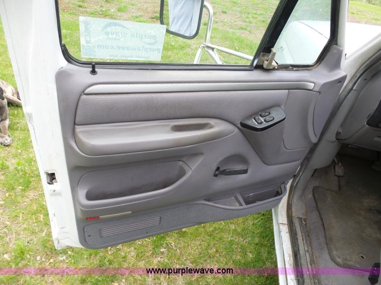 image for item K7966 1995 Ford F350 flatbed pickup truck