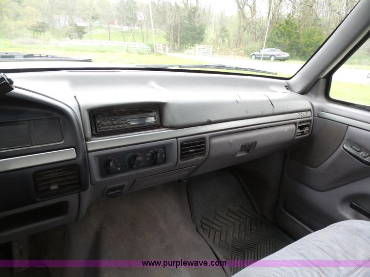 image for item K7966 1995 Ford F350 flatbed pickup truck