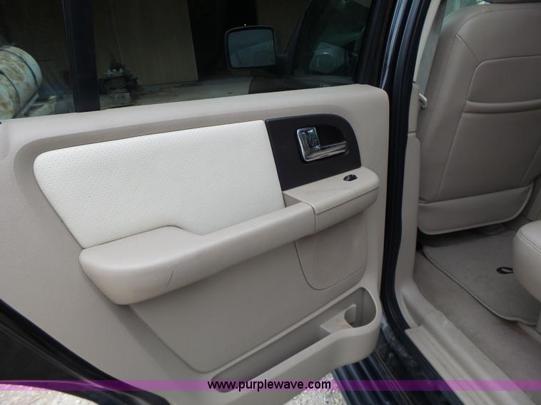 image for item L6028 2005 Ford Expedition SUV