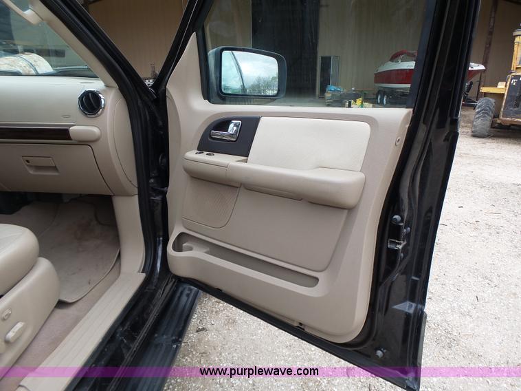 image for item L6028 2005 Ford Expedition SUV
