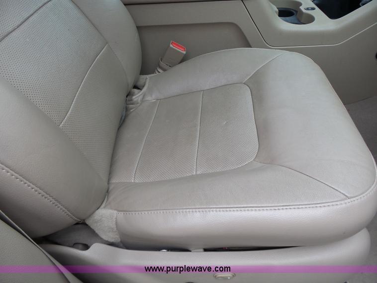 image for item L6028 2005 Ford Expedition SUV