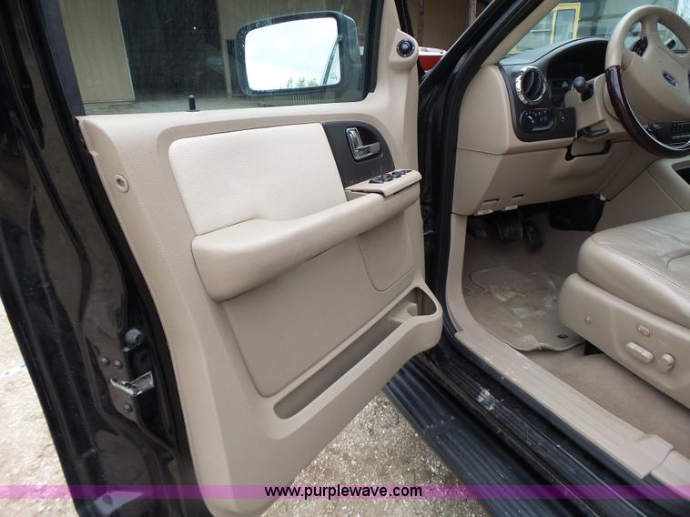 image for item L6028 2005 Ford Expedition SUV