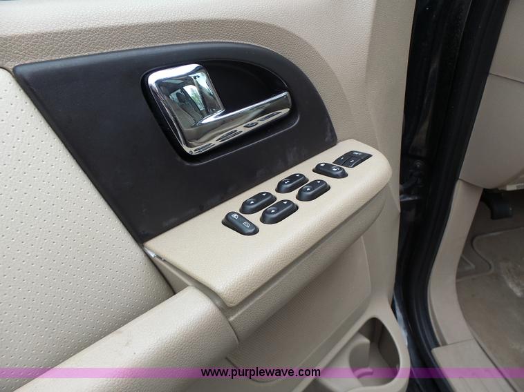 image for item L6028 2005 Ford Expedition SUV