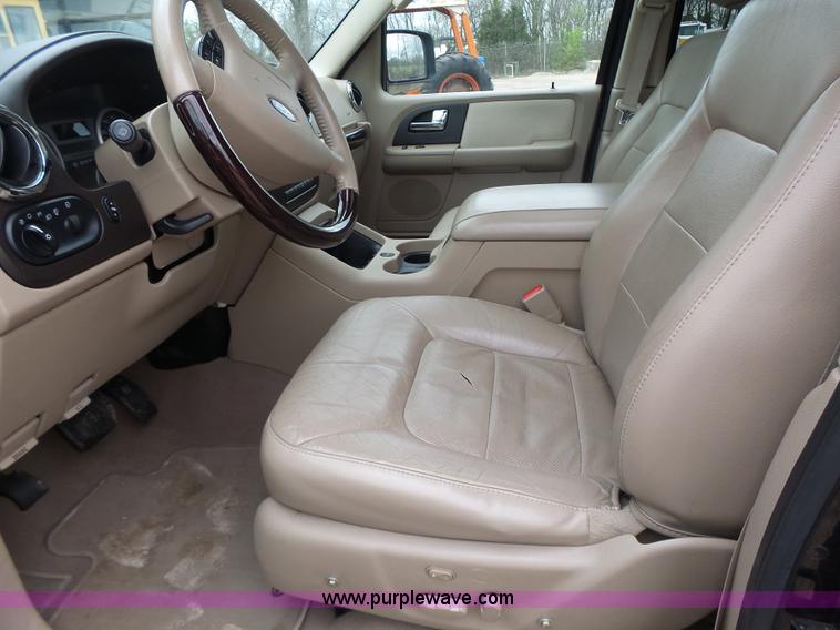image for item L6028 2005 Ford Expedition SUV