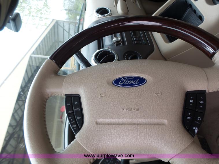 image for item L6028 2005 Ford Expedition SUV