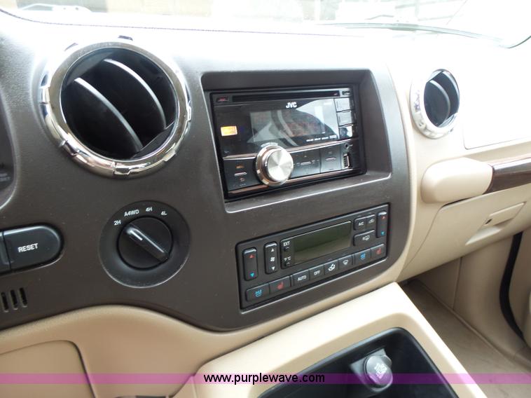 image for item L6028 2005 Ford Expedition SUV