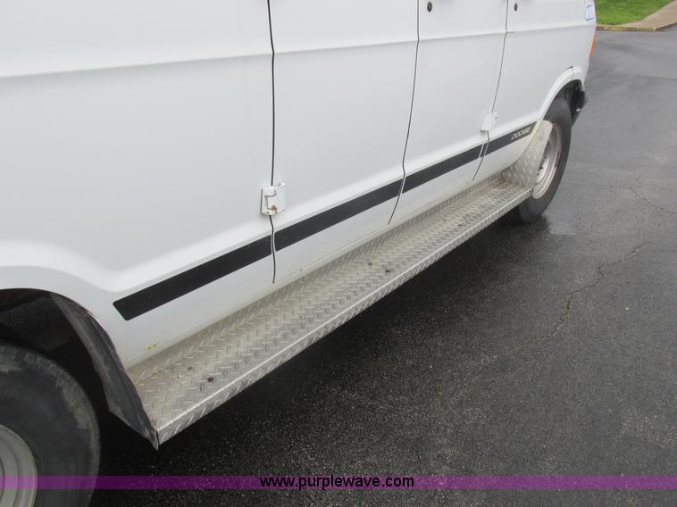 image for item L6032 1999 Dodge Ram Wagon B3500 Maxi van