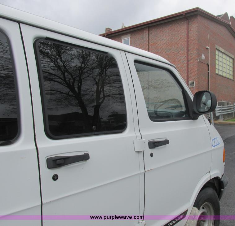 image for item L6032 1999 Dodge Ram Wagon B3500 Maxi van