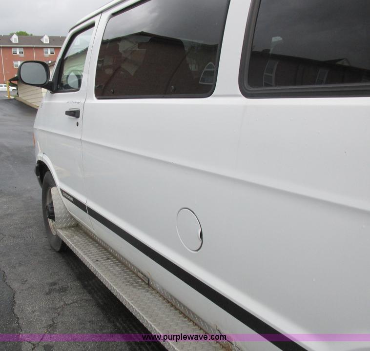 image for item L6032 1999 Dodge Ram Wagon B3500 Maxi van