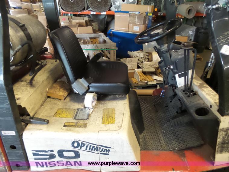 image for item L7027 Nissan 50 forklift