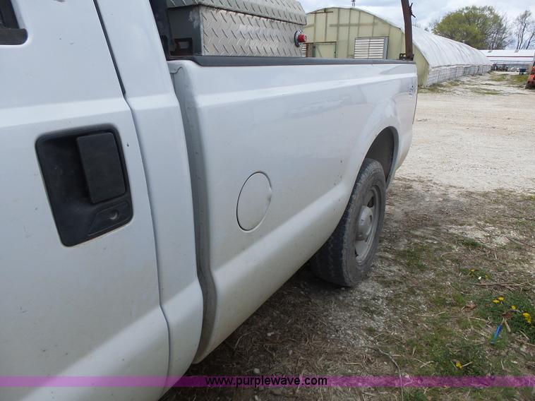 image for item L7222 2006 Ford F250 Super Duty pickup truck