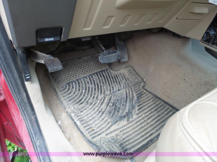 image for item L7224 2008 Ford F350 Super Duty Crew Cab flatbed pickup truck