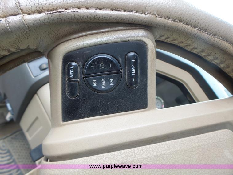 image for item L7224 2008 Ford F350 Super Duty Crew Cab flatbed pickup truck