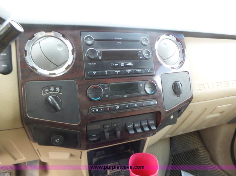 image for item L7224 2008 Ford F350 Super Duty Crew Cab flatbed pickup truck