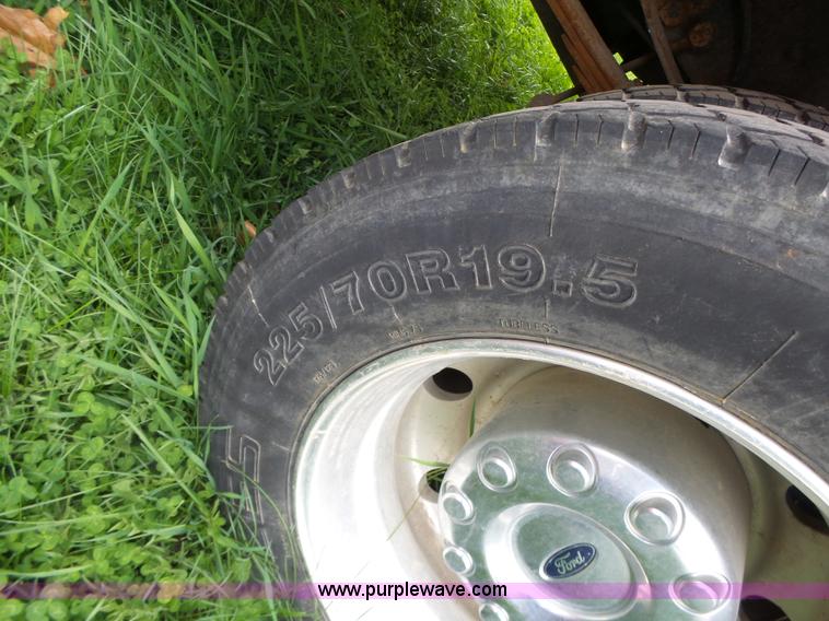 image for item L7225 2008 Ford F450 Super Duty Crew Cab flatbed truck