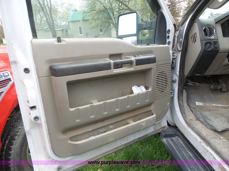 image for item L7225 2008 Ford F450 Super Duty Crew Cab flatbed truck