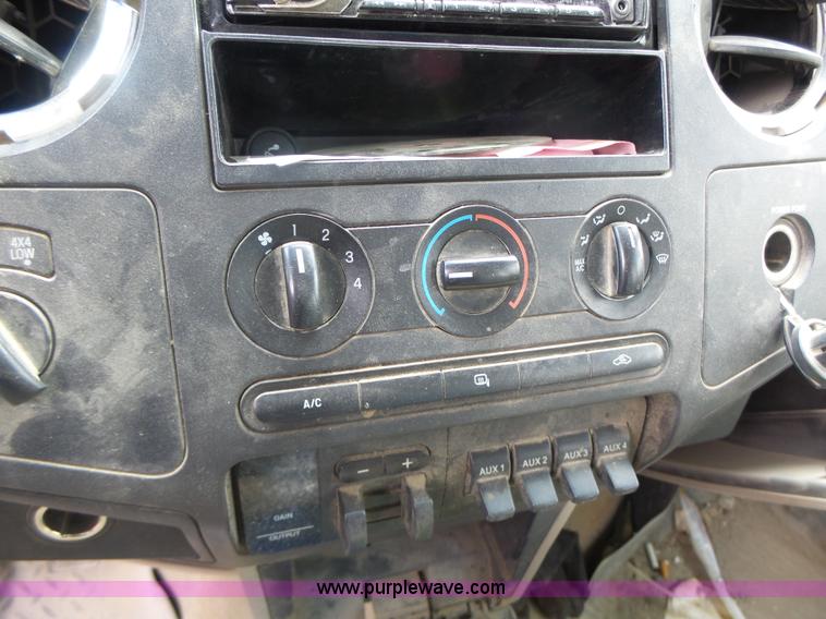 image for item L7225 2008 Ford F450 Super Duty Crew Cab flatbed truck