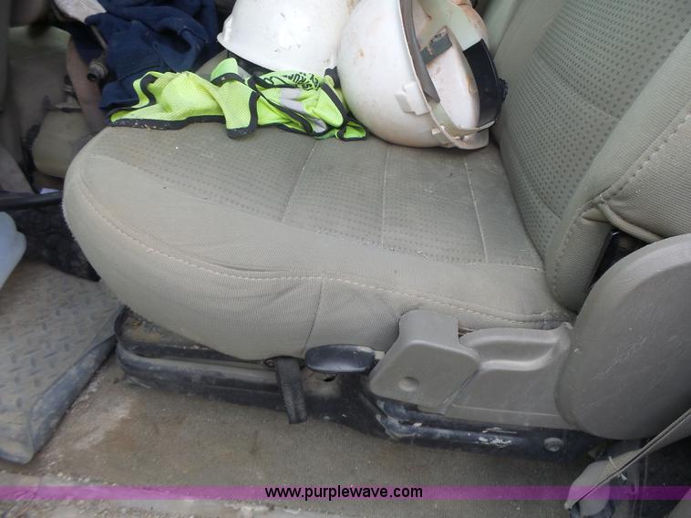 image for item L7225 2008 Ford F450 Super Duty Crew Cab flatbed truck