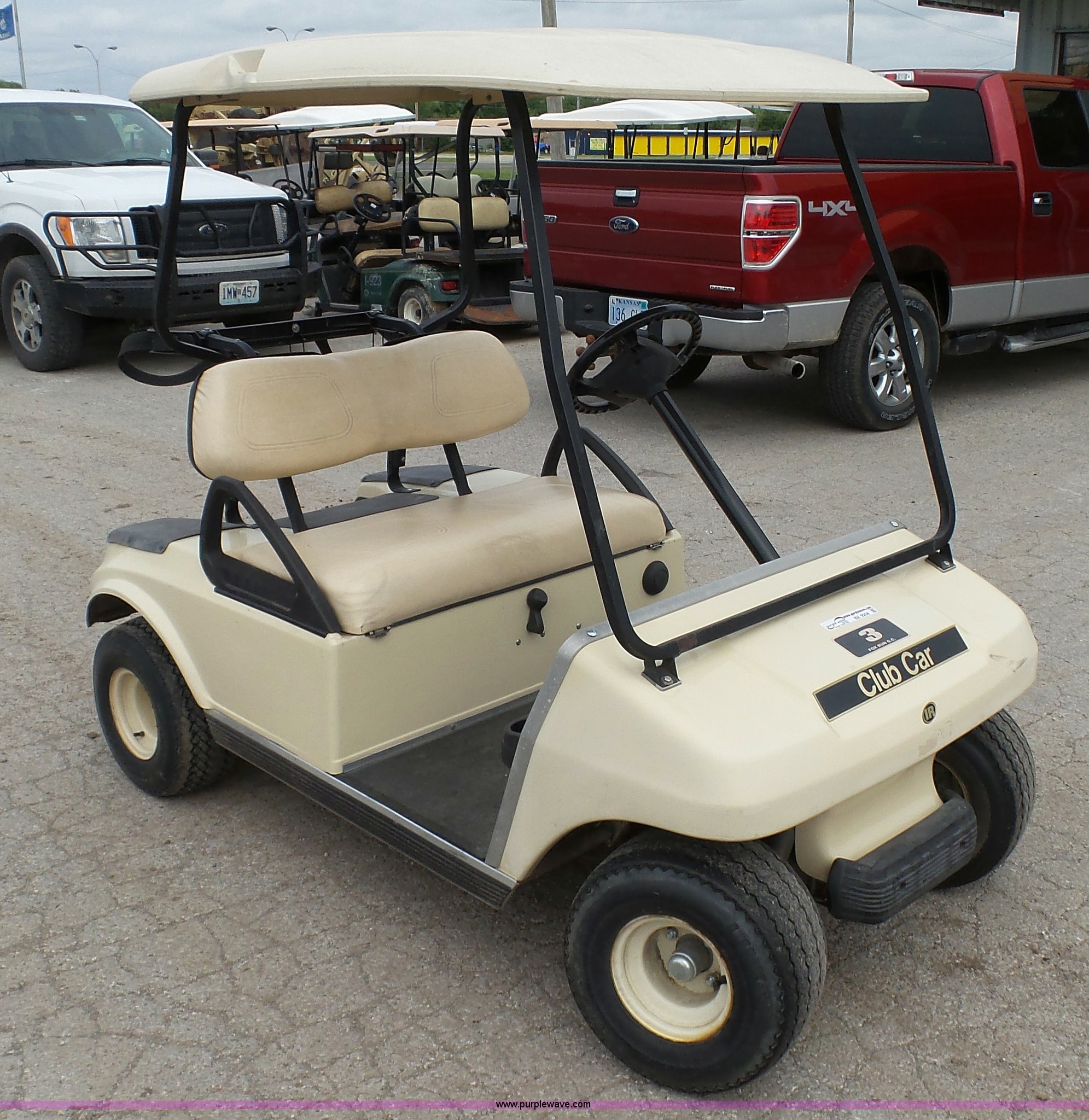 2002 Club Cart DS golf cart in Iola, KS Item BZ9258 sold Purple Wave