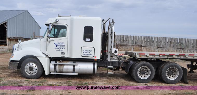 image for item G7328 2007 Freightliner Columbia semi truck