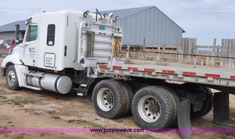 image for item G7328 2007 Freightliner Columbia semi truck