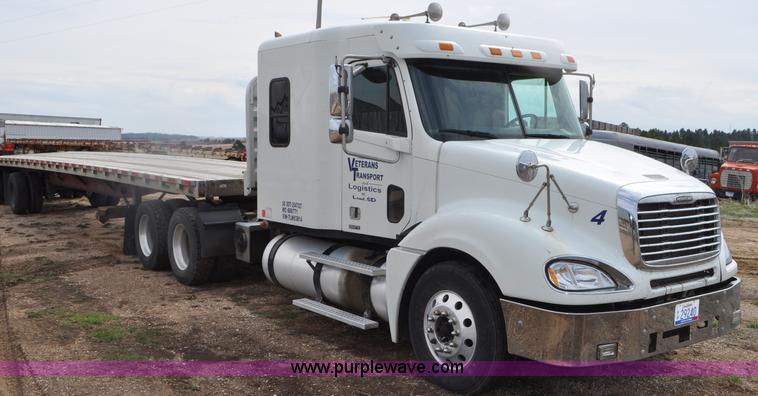 image for item G7328 2007 Freightliner Columbia semi truck