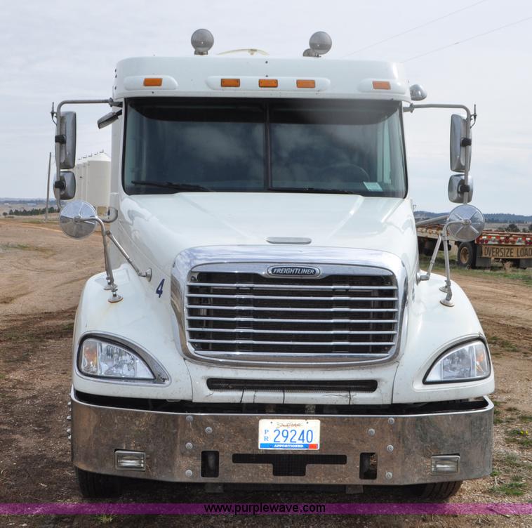 image for item G7328 2007 Freightliner Columbia semi truck