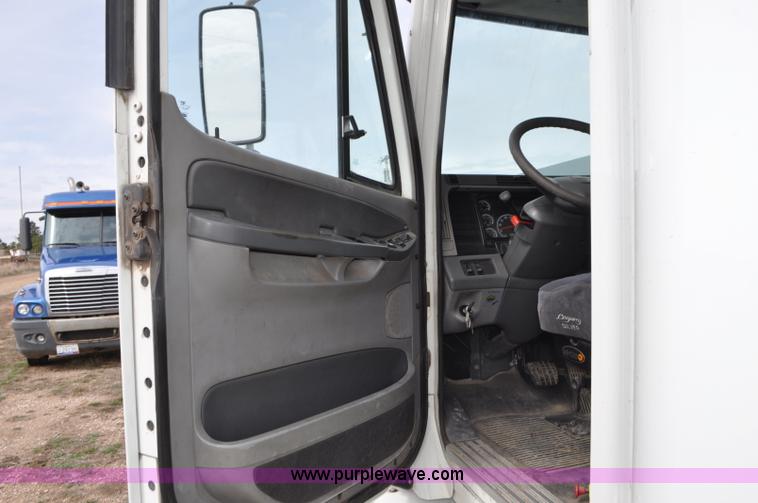 image for item G7328 2007 Freightliner Columbia semi truck