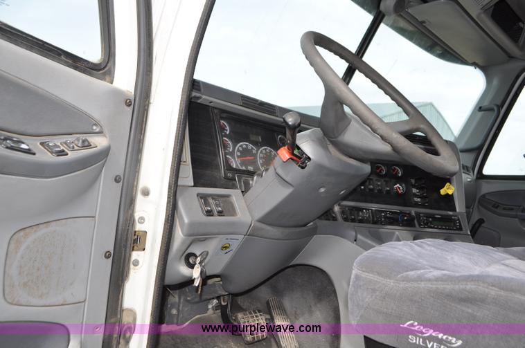 image for item G7328 2007 Freightliner Columbia semi truck