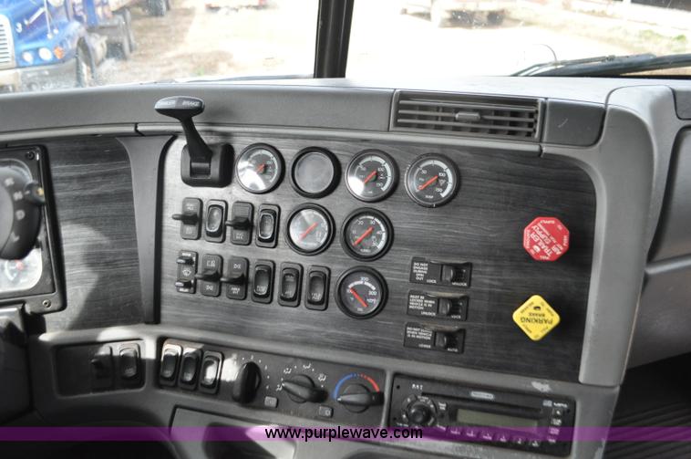 image for item G7328 2007 Freightliner Columbia semi truck